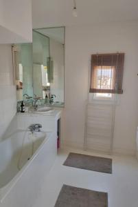 Et badeværelse på Superbe T3 terrasse avec vue Centre historique