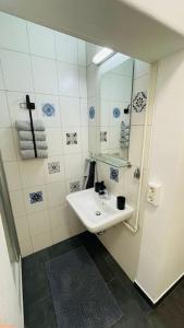 a bathroom with a sink and a mirror at Wohnung im Zentrum von Albstadt in Albstadt