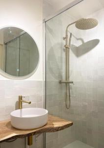 La salle de bains est pourvue d'un lavabo et d'une douche. dans l'établissement Studio Le Provençal proche plage, à Saint-Mandrier-sur-Mer