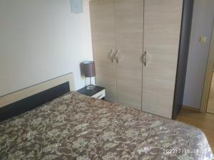 Harmony Palace Apartments tesisinde bir odada yatak veya yataklar