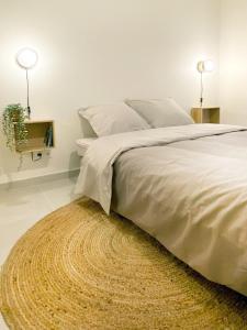 Ένα ή περισσότερα κρεβάτια σε δωμάτιο στο Studio Le Provençal proche plage