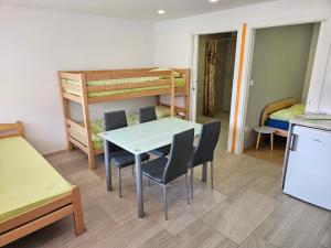 Postel nebo postele na pokoji v ubytování Apartments Akacijev Izvir + 37 fotografií