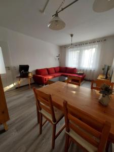 sala de estar con sofá rojo y mesa en Ferienwohnung Paul Hille, en Dresden