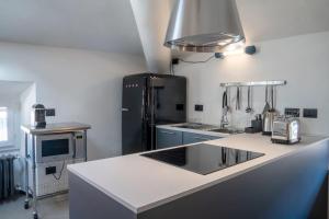 Dapur atau dapur kecil di Casa Cometa Designer Attic Menaggio