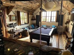 Tregaron的住宿－Coed Y Ddraig - themed 3 bedroom cottage, with bar & pool table，房屋内带乒乓球桌的房间