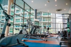 einem Fitnessraum mit mehreren Kardiogeräten in einem Gebäude in der Unterkunft Modern Cozy Studio/B1 Pool View@1-2 Pax in Johor Bahru