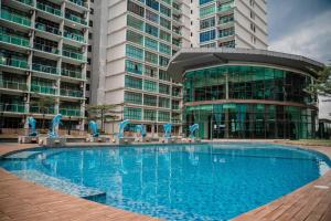 einem großen Pool vor einem Gebäude in der Unterkunft Modern Cozy Studio/B1 Pool View@1-2 Pax in Johor Bahru