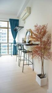eine Küche mit einem Tisch und einem Baum in einem Zimmer in der Unterkunft Modern Cozy Studio/B1 Pool View@1-2 Pax in Johor Bahru