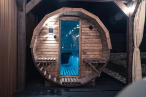 Una pequeña casa de madera con un interior azul. en VILLAGE RESORT Sauna & Jacuzzi & Netflix, en Tworkowa 24 fotos más