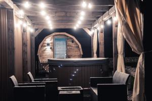 Habitación con bar con sillas y luces en VILLAGE RESORT Sauna & Jacuzzi & Netflix, en Tworkowa