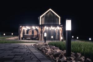 Un mirador iluminado por la noche con un poste de luz. en VILLAGE RESORT Sauna & Jacuzzi & Netflix, en Tworkowa