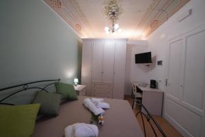 ein Schlafzimmer mit einem Bett und einem Schreibtisch in einem Zimmer in der Unterkunft Regina Stella in Lascari