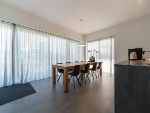 - une salle à manger avec une table et des chaises en bois dans l'établissement Water villa with garden near Harderwijk, à Zeewolde