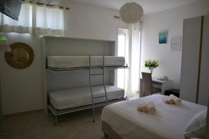 una camera con due letti a castello e asciugamani sul letto di Aria di sale B&B a Marina di Strongoli
