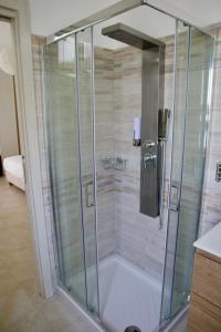 una doccia con porta in vetro in bagno di Aria di sale B&B a Marina di Strongoli