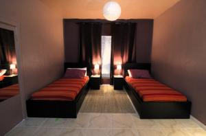 瓦迪穆薩的住宿－Petra Bed & Breakfast，一间卧室设有两张床、镜子和窗户