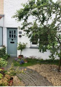 una casa con una puerta azul y una ventana en Unique wooden lodge with a view! en Londres