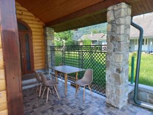 Balkón nebo terasa v ubytování Садиба Федорчуків Гірська хатина 1