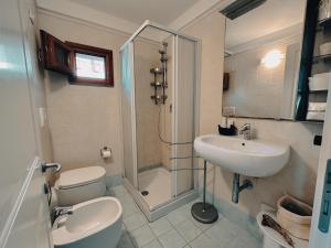 Koupelna v ubytování Casa Rais Dragut + 23 fotografií