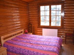 sypialnia z łóżkiem w drewnianym domku w obiekcie Chalet Bolquère-Pyrénées 2000, 3 pièces, 6 personnes - FR-1-592-26 w mieście Bolquere Pyrenees 2000