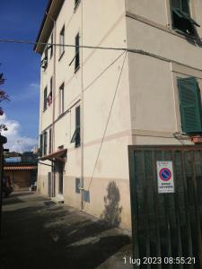 un edificio con un cartello sul lato di IL GIARDINO a La Spezia