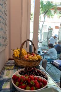 ein Obstkorb auf einem Tisch mit einem Obstteller in der Unterkunft Villa D'Orville luxury suites Taormina in Taormina