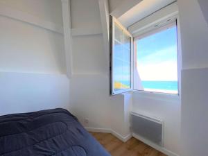 Llit o llits en una habitació de Appartement BELLE VUE MER dans la Tour du Château de Trestraou à PERROS-GUIREC - Réf 865