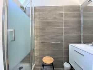 łazienka z prysznicem, toaletą i stołkiem w obiekcie Appartement BELLE VUE MER dans la Tour du Château de Trestraou à PERROS-GUIREC - Réf 865 w mieście Perros-Guirec