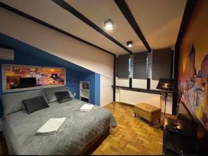 MM Apartman في كروشيفاتس: غرفة نوم بسرير كبير وجدار ازرق