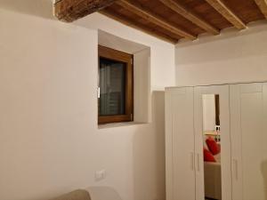 Cette chambre blanche dispose d'une fenêtre et d'une armoire. dans l'établissement MonoLove Portoferraio, à Portoferraio