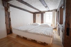 um quarto com uma cama grande num quarto em Wohnen in malerischer Altstadt em Siegen