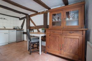 een keuken met een tafel en een houten kast bij Wohnen in malerischer Altstadt in Siegen