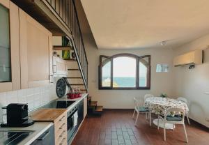 una cucina con tavolo e una sala da pranzo di Casa Rais Dragut a Capraia