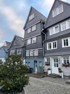 ジーゲンにあるWohnen in malerischer Altstadtの灰色の屋根の家並み