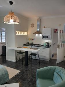 a kitchen and living room with a table and chairs at Casa Porta do Sol in Estremoz