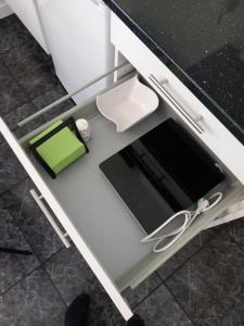 un cajón con una tablet en la parte superior de un mostrador de cocina en Casa Porta do Sol en Estremoz