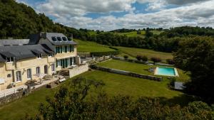 uma vista aérea de uma grande propriedade com uma piscina em Le Relais du Faget 