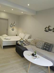 ein Wohnzimmer mit Sofa und Tisch in der Unterkunft Little Fox Corfu 3 in Alepou