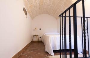 une chambre avec une table dans une chambre avec un plafond dans l'établissement Dimora Antelmi - Tra Cielo & Mare, à Ostuni