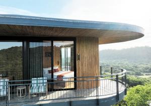un edificio con balcone con vista di Suitree Experience Hotel a Guanacaste