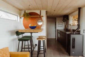 Nhà bếp/bếp nhỏ tại Tiny Farm House met hot tub. +8 ảnh