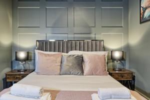 um quarto com uma cama grande e 2 mesas de cabeceira em Opulent Abode - Stunning One-Bedroom Flat - Southend Stays em Southend-on-Sea