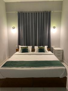 um quarto com uma cama grande em frente a uma janela em HOLLYWOOD Rooms em Sultan Bathery