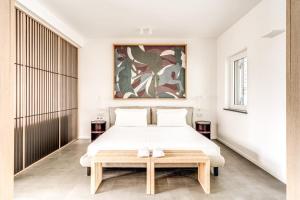 Schlafzimmer mit einem Bett und einem Tisch in der Unterkunft Suite La Panoramica in Massa Lubrense