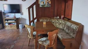 - un salon avec un canapé et une table avec des chaises dans l'établissement Chata č.6, à Zlaté Hory