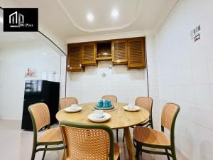 Η κουζίνα ή μικρή κουζίνα στο 2-Stry 4BR Beside Jonker Street Taman Kota Laksamana 11 by Myplace +35 φωτογραφίες