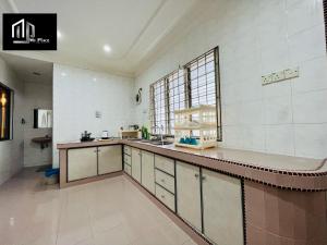 Η κουζίνα ή μικρή κουζίνα στο 2-Stry 4BR Beside Jonker Street Taman Kota Laksamana 11 by Myplace