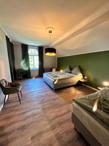 Pokój z łóżkiem, kanapą i krzesłem w obiekcie Villa Blumenthal w mieście Ludwigslust