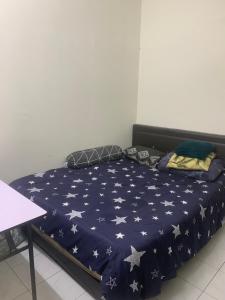 A bed or beds in a room at Homestay amore