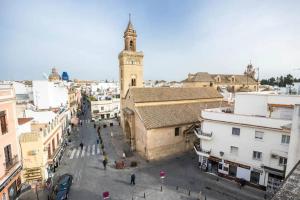 una vista aérea de una ciudad con una torre de reloj en Designer Apartment en Sevilla